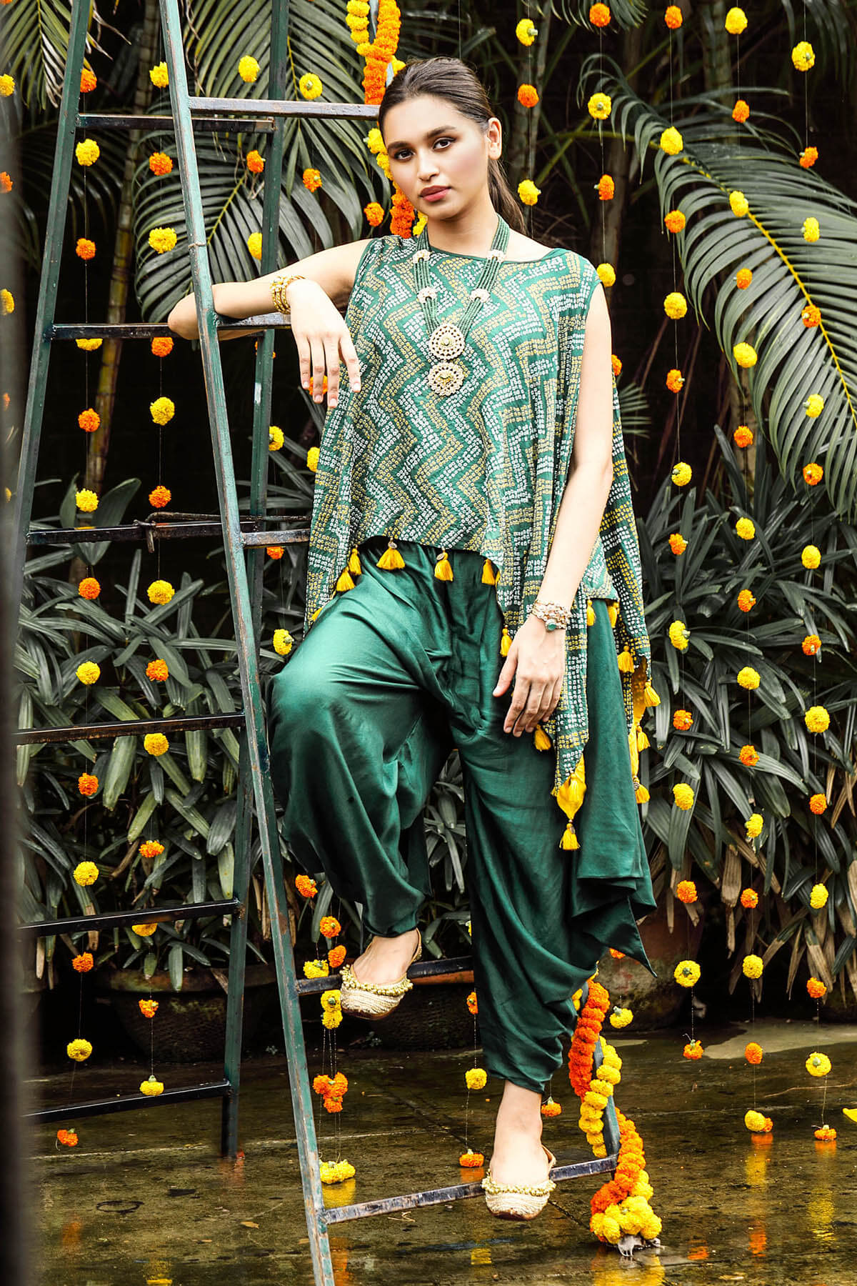 Sleeveless Bandhni Top And Dhoti Set