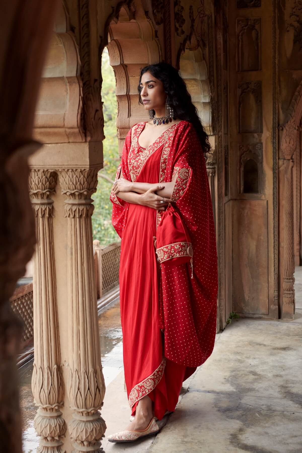 5 Pc Heavy Bandhani Chandbali Cape Set With A Inner Drape And Potli