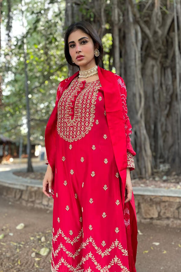 Embroidered kurta with Ijaar Pants And Bandhni Dupatta