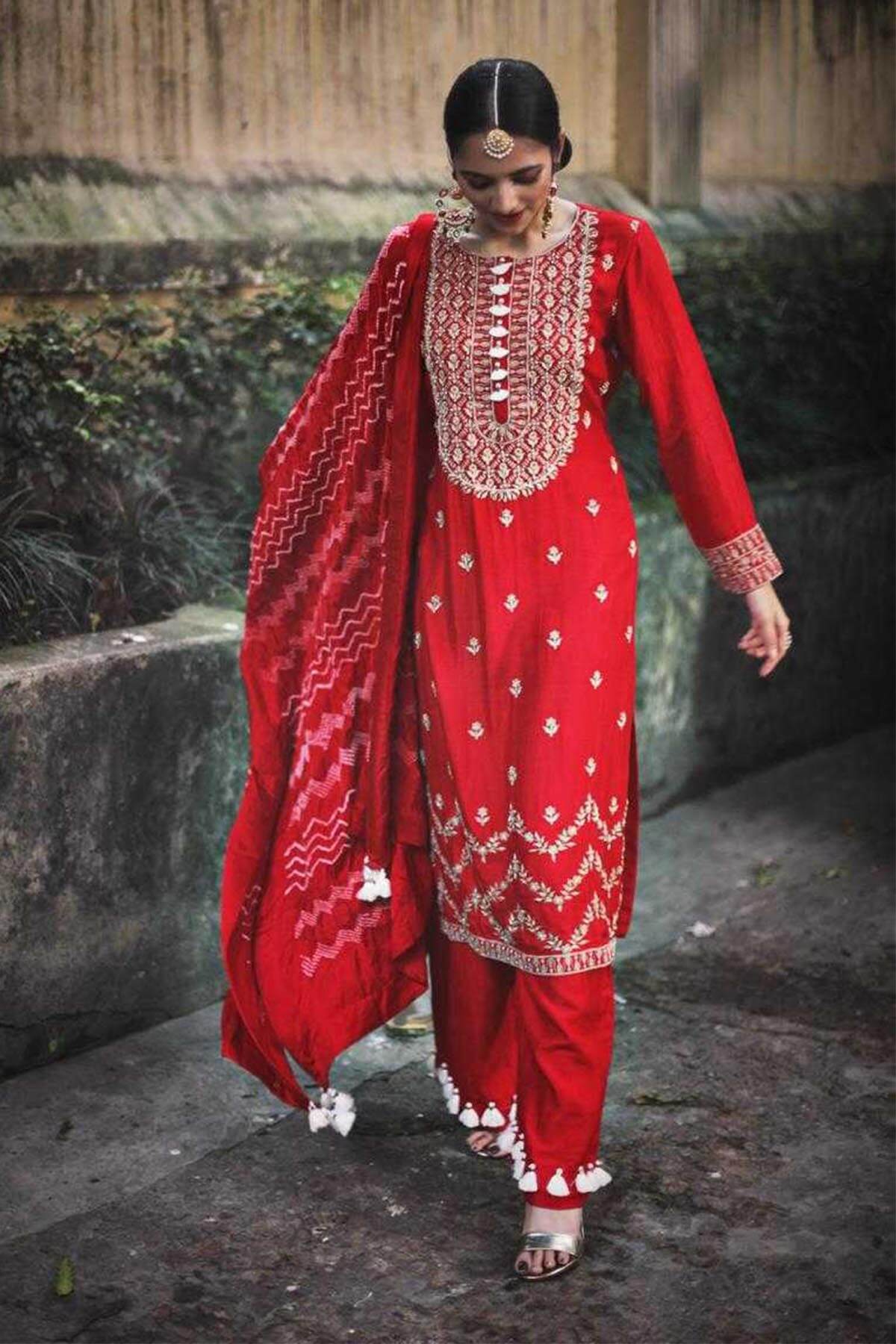 Embroidered kurta with Ijaar Pants And Bandhni Dupatta