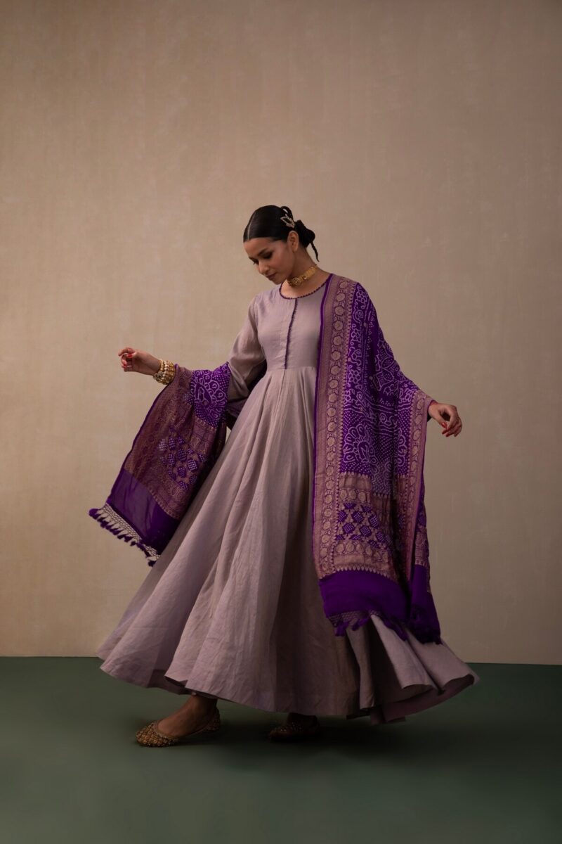 Simple dress with Heavy dupatta | Indian fashion dresses, Abaya fashion,  Designer party wear dresses